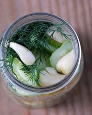 Малосольные огурцы с минералкой
