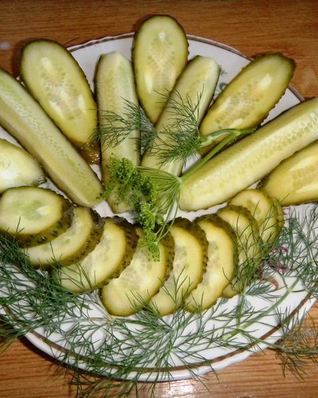 Малосольные огурцы в банке с чесноком