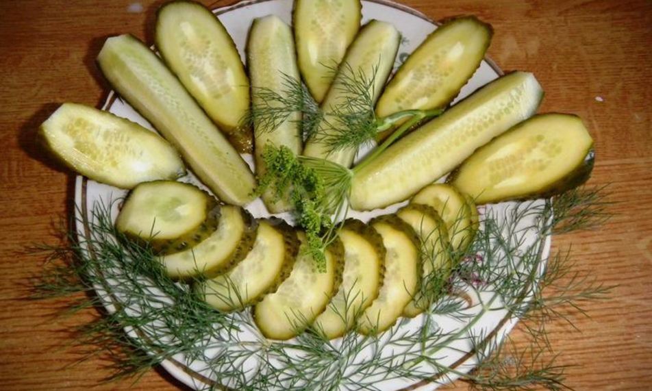 Рецепт малосольных огурцов в банке с чесноком