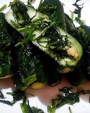 Малосольные огурцы в минералке