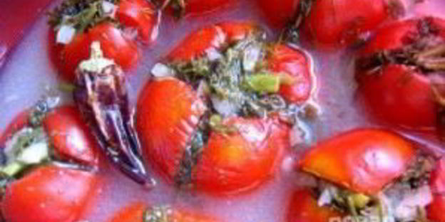малосольные помидоры с чесноком и зеленью