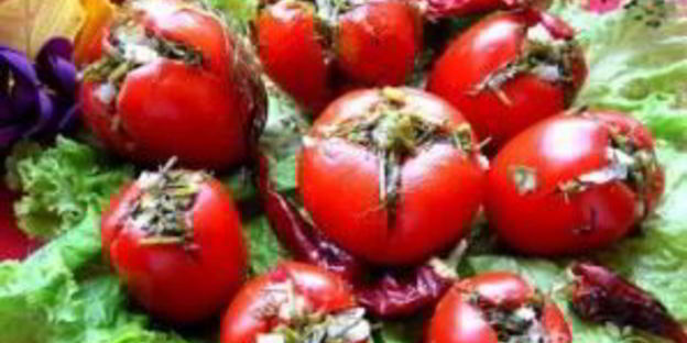 малосольные помидоры с чесноком и зеленью