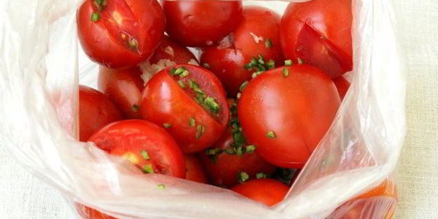 малосольные помидоры в пакете