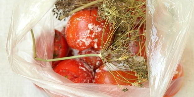 малосольные помидоры в пакете