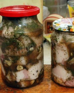 Сало в банке горячим рассолом