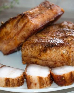 Сало в луковой шелухе с чесноком