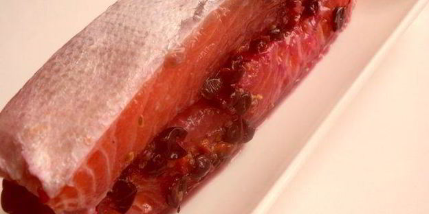 семга малосольная с черной смородиной