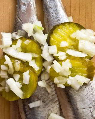 Соленая селедка целиком