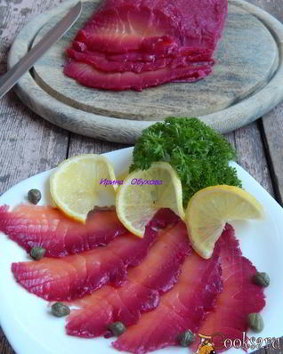 Свекольный гравлакс — малосольный лосось