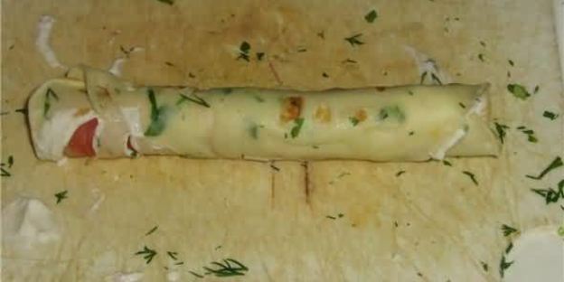 рулетики с лососем слабого соления с малиновым вареньем