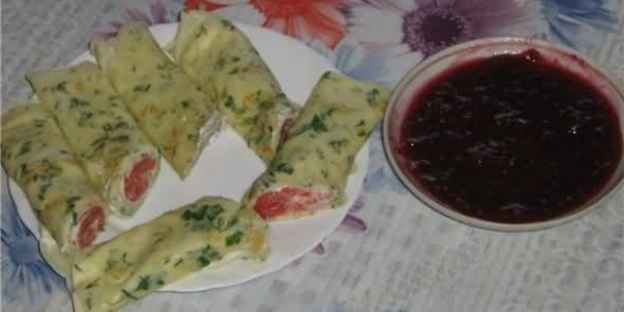 рулетики с лососем слабого соления с малиновым вареньем