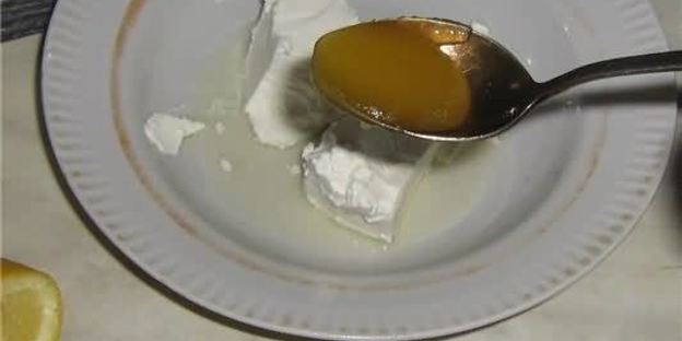 рулетики с лососем слабого соления с малиновым вареньем