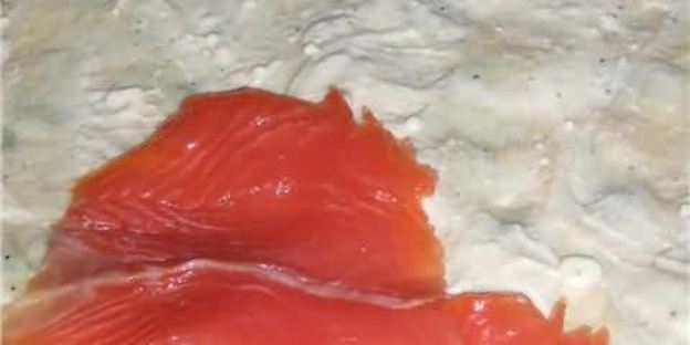 рулетики с лососем слабого соления с малиновым вареньем