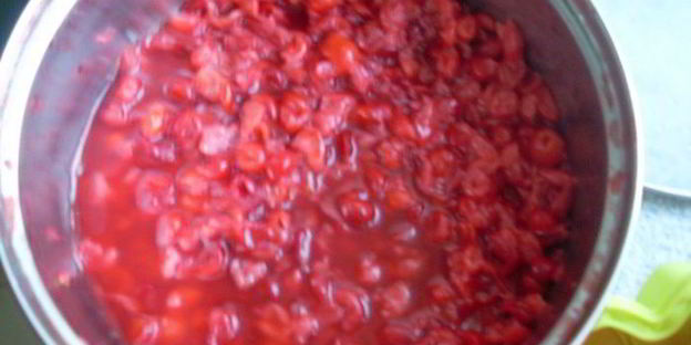 варенье из войлочной вишни с сюрпризом