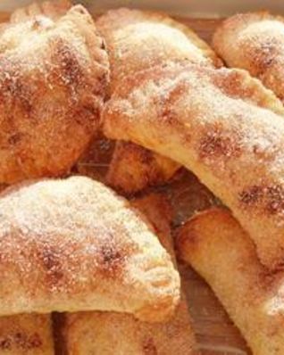Эмпанады с вареньем и корицей