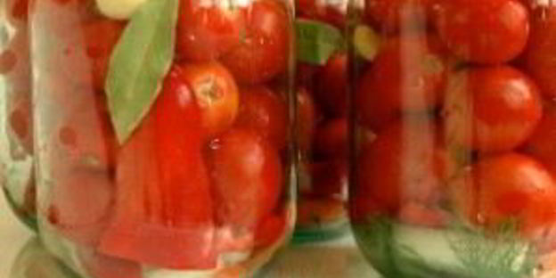 засолка помидоров с луком на зиму