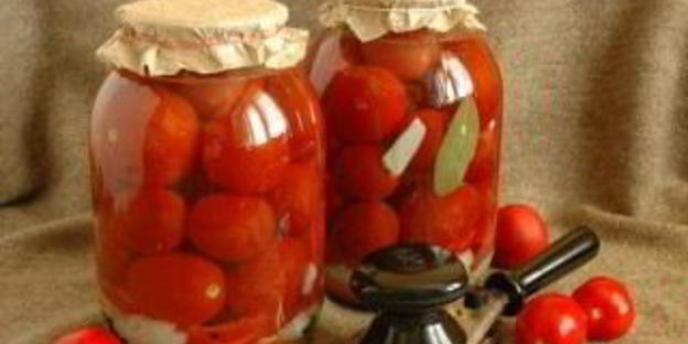 засолка помидоров с луком на зиму