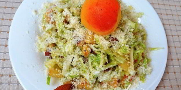 авокадо гриль с абрикосово-капустным салатом