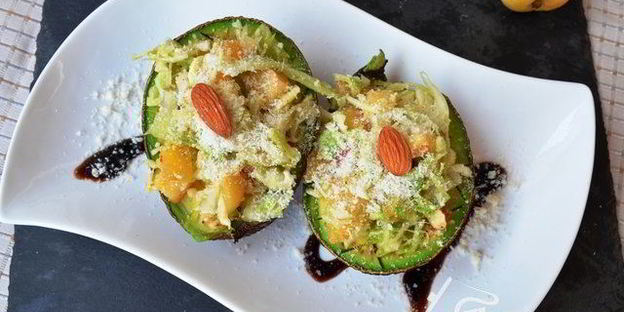 авокадо гриль с абрикосово-капустным салатом