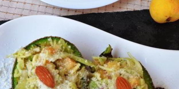 авокадо гриль с абрикосово-капустным салатом