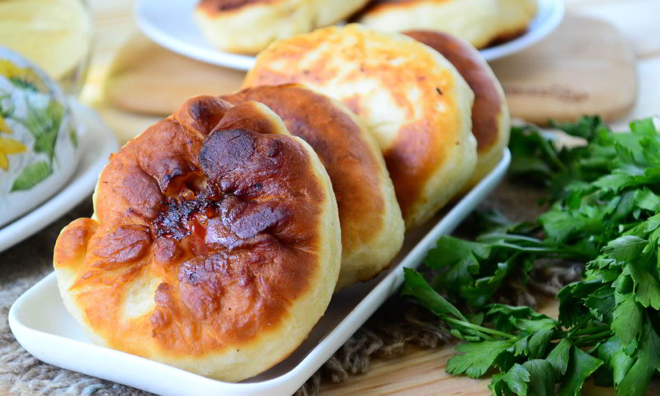 Рецепт беляшей с помидорами и сыром