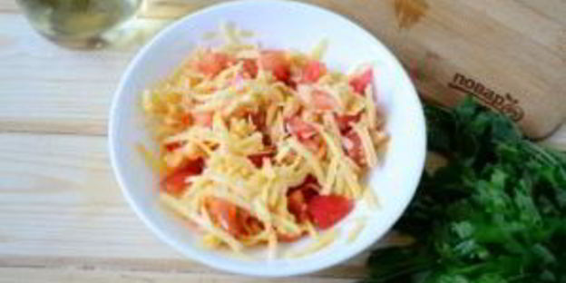 беляши с помидорами и сыром