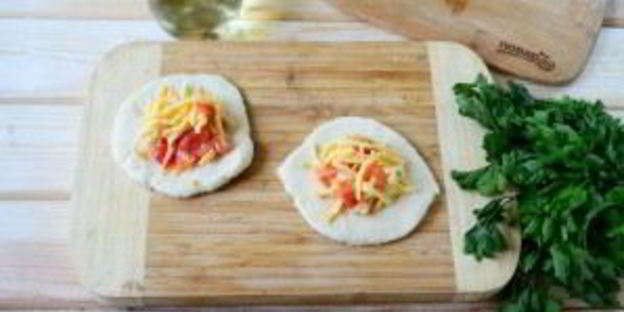 беляши с помидорами и сыром