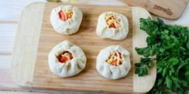 беляши с помидорами и сыром