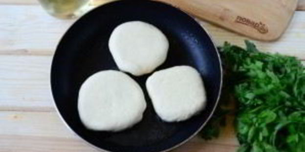 беляши с помидорами и сыром