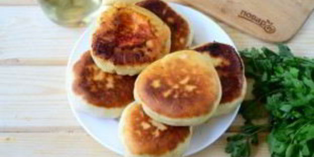 беляши с помидорами и сыром