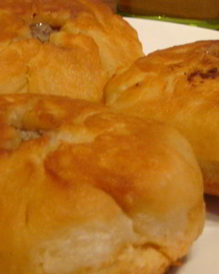 Беляши с салатом и бакинских помидоров, сладкого лука и наршараба