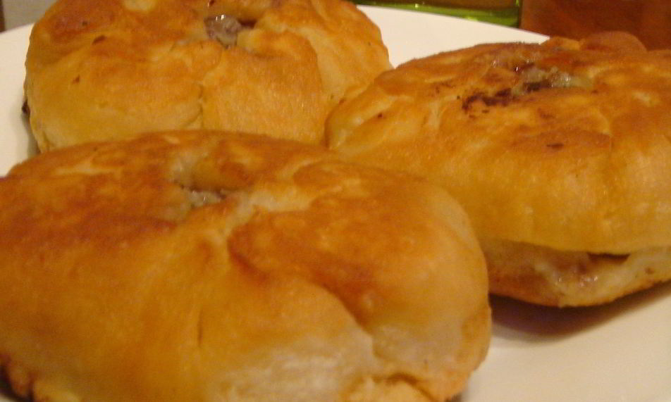 Рецепт беляшей с салатом и бакинских помидоров, сладкого лука и наршараба