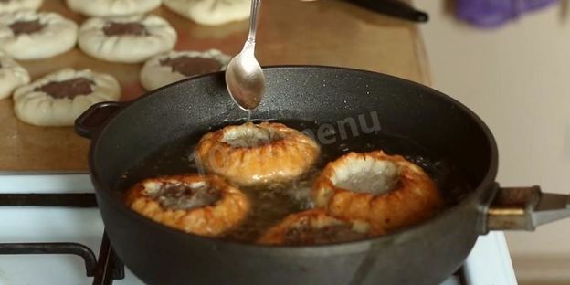 хрустящие беляши с мясом на дрожжевом тесте