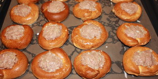 ленивые беляши под сырной шапочкой