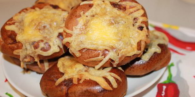 ленивые беляши под сырной шапочкой