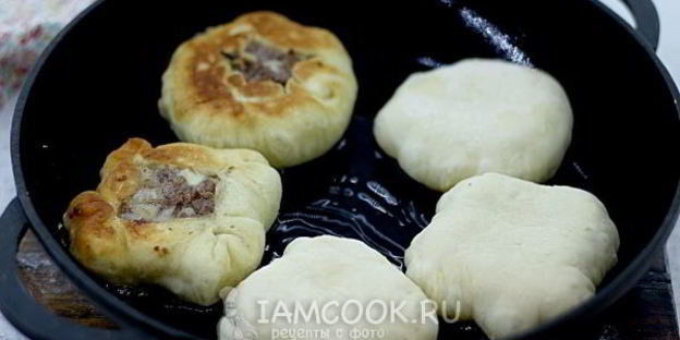 пышные беляши на сковороде