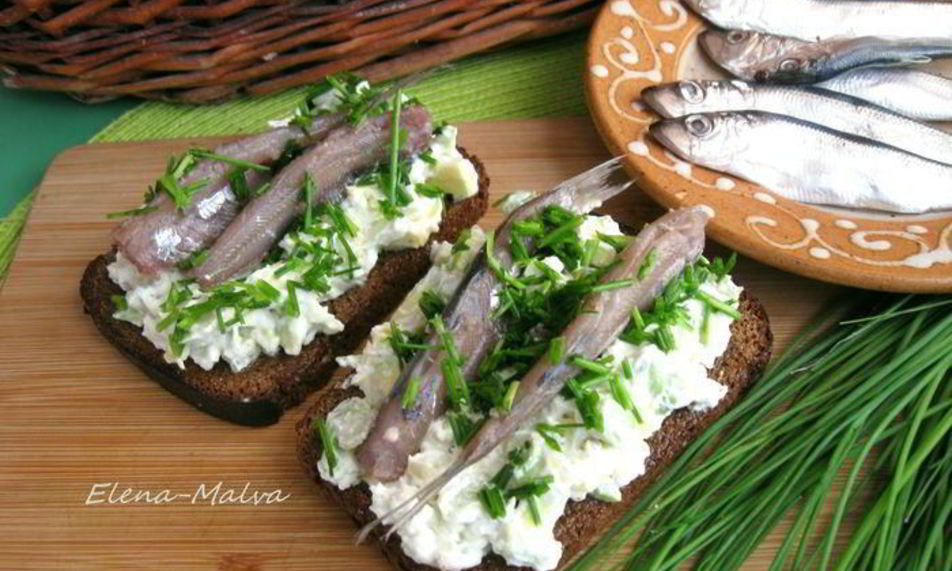 Рецепт брускетты гуакамоле с килькой на бородинском хлебе