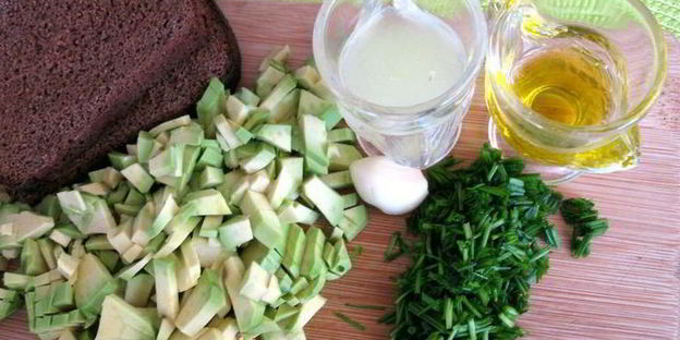 брускетта гуакамоле с килькой на бородинском хлебе