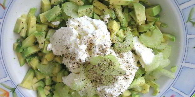 брускетта гуакамоле с килькой на бородинском хлебе