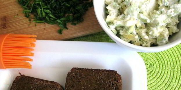 брускетта гуакамоле с килькой на бородинском хлебе