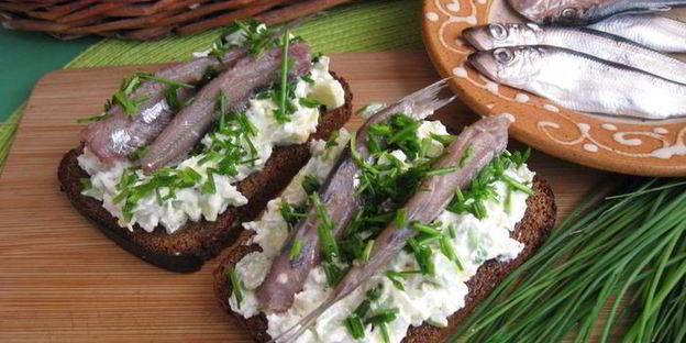 брускетта гуакамоле с килькой на бородинском хлебе