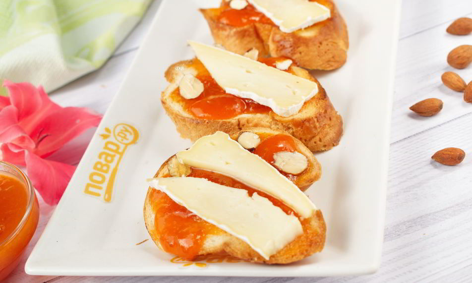 Рецепт брускетты с абрикосом, миндалем и сыром