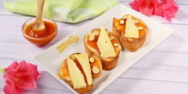 брускетта с абрикосом, миндалем и сыром