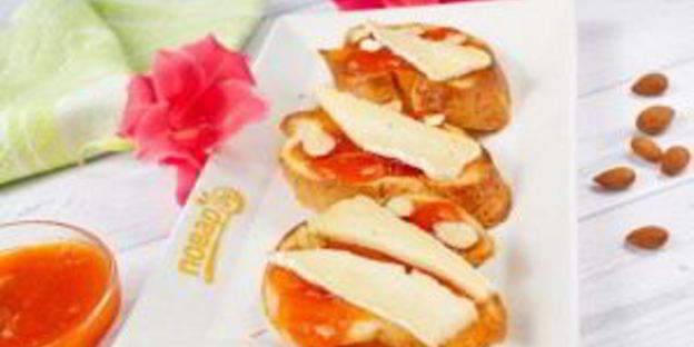 брускетта с абрикосом, миндалем и сыром