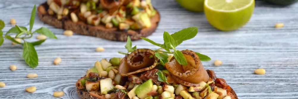 Брускетта с авокадо и грушей