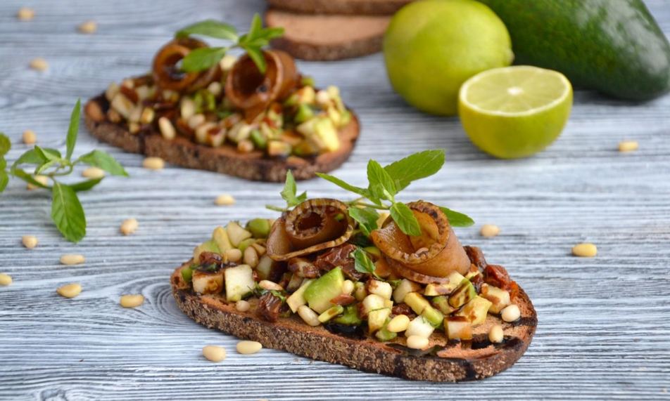 Рецепт брускетты с авокадо и грушей
