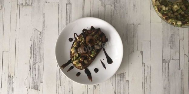 брускетта с авокадо и грушей