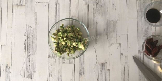 брускетта с авокадо и грушей