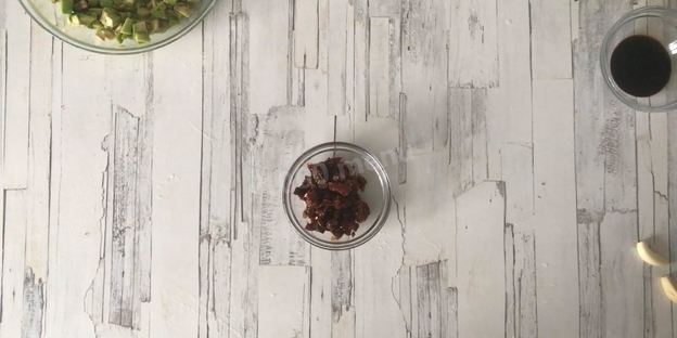 брускетта с авокадо и грушей