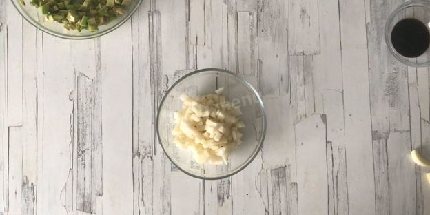 брускетта с авокадо и грушей